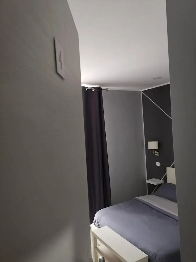 Re Carlo Rooms Catânia 3*,